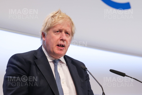 Boris Johnson se aferra al cargo pese a éxodo masivo de ministros