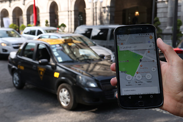 Taxis vs plataformas de transporte, violenta rivalidad que afecta el servicio