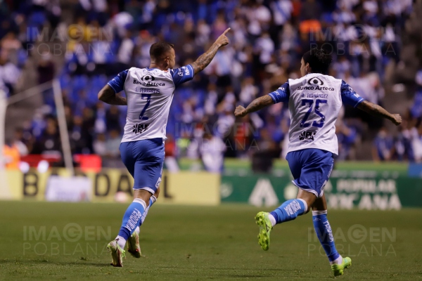 Puebla derrota a Santos y permanece en el liderato