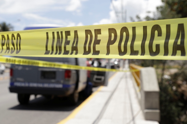 Hallan cadáver desmembrado oculto en tambos con cemento