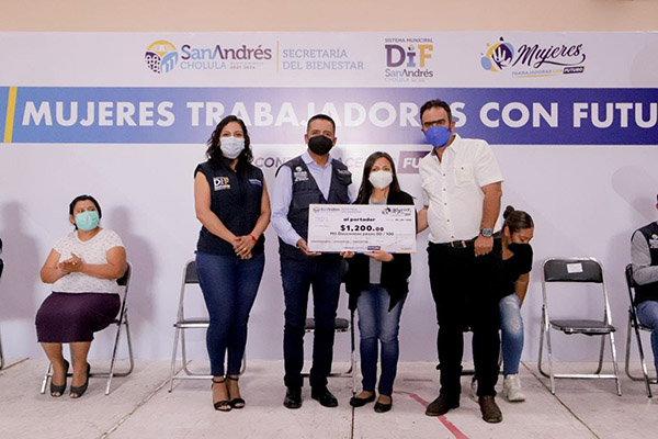 Entrega Tlatehui 300 apoyos económicos del programa "Mujeres Trabajadoras con Futuro"