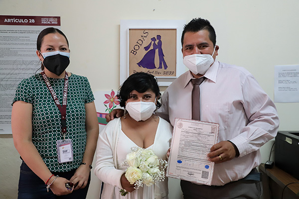 Con entrega de acta de matrimonio, SEDIF brinda certeza jurídica y fortalece unión familiar