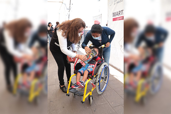 Con sillas especializadas, SEDIF apoya a niños con discapacidad en "Martes Ciudadano"
