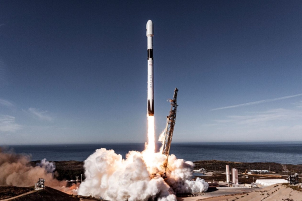 EU finalmente lanza la nave espacial Cargo Dragon a la EEI