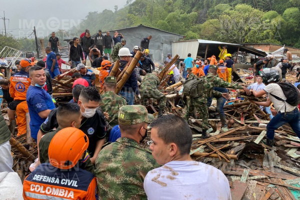 Tres niños mueren por alud que sepultó su escuela en Colombia