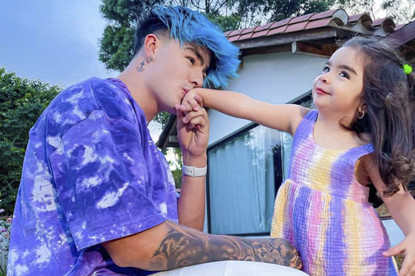 “Tiktoker” es investigado por videos donde maltrata y hace bromas pesadas a su hija