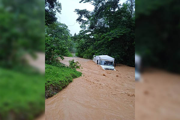 Por fuertes lluvias, río arrastra camión en Zoquitlán