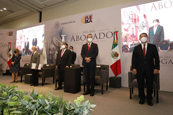 Una justicia que abrace a todos y todas, pide presidente del HTSJ a abogados