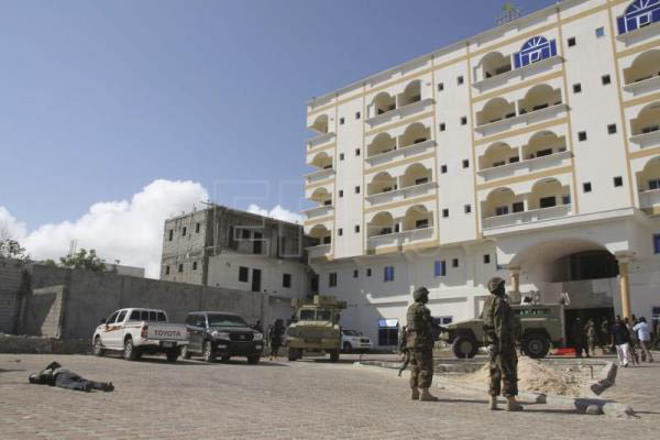 Al menos dos muertos y 15 heridos por atentado en un hotel en Somalia