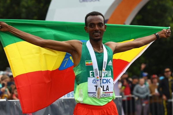 El etíope Tamirat Tola gana la maratón en el Mundial de Atletismo