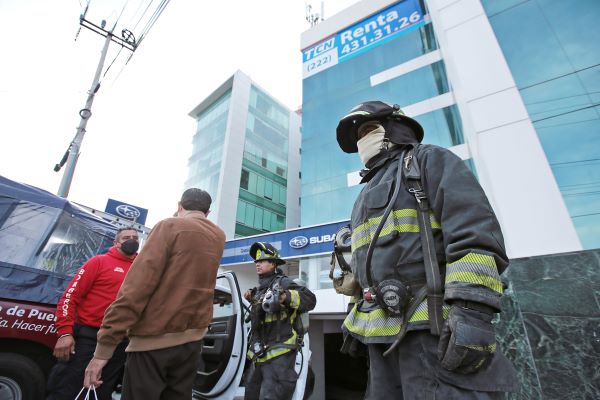 Humo en torre de la Vía Atlixcáyotl moviliza a cuerpos de emergencia