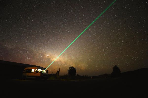 ¿Vida en otros planetas? Astrónomos detectan señal de radio a millones de años luz