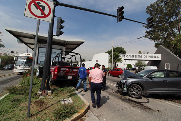 Choque entre patrulla y camioneta Audi provoca intenso caos vehicular
