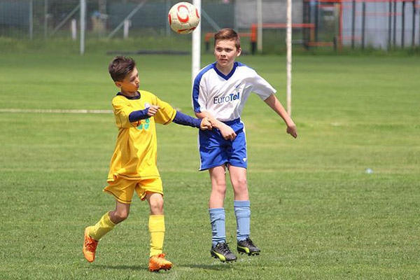 Histórica medida en el futbol inglés: prohíben los cabezazos en menores de 12 años