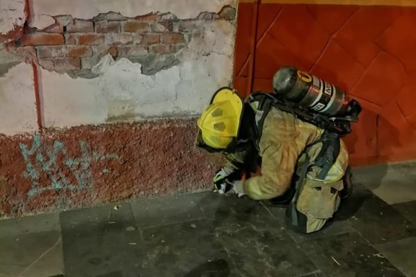 Daño en tubería provoca fuga de gas en la Avenida Juárez