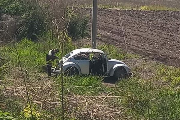Viajaban en su vocho cuando los atacaron a balazos