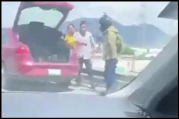 Sujeto pelea con repartidor de comida y lo arroja desde un puente