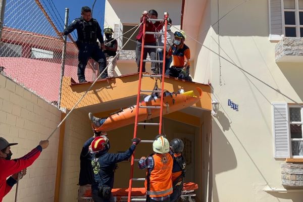 Trabajador sufre caída mientras impermeabilizaba