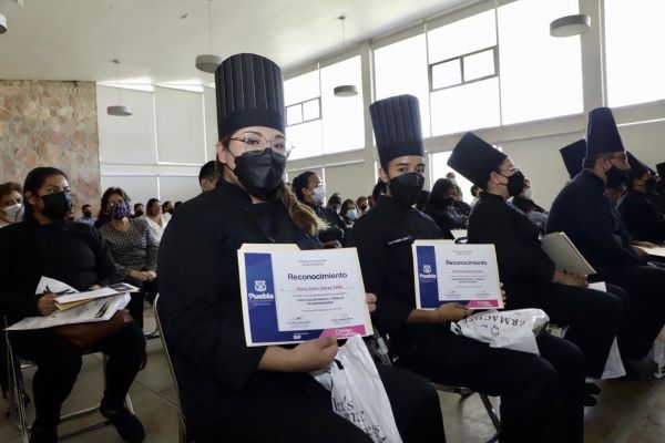 SMDIF gradúa a 28 estudiantes de gastronomía y estilismo