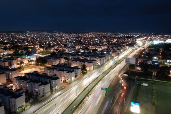 Rehabilita Gobierno Estatal alumbrado del periférico ecológico