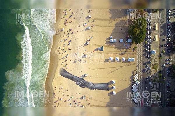 Imágenes gigantes en Río de Janeiro transmiten mensaje de unidad