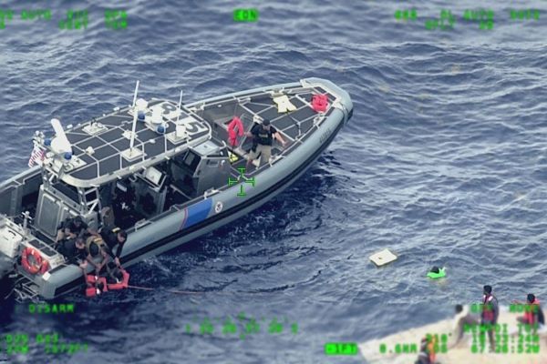 Casi 700 migrantes son rescatados de un barco frente a costas italianas