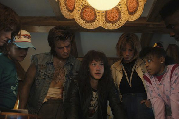 Estrella de “Stranger Things” se libra de tensa situación en aeropuerto de EU gracias a su personaje