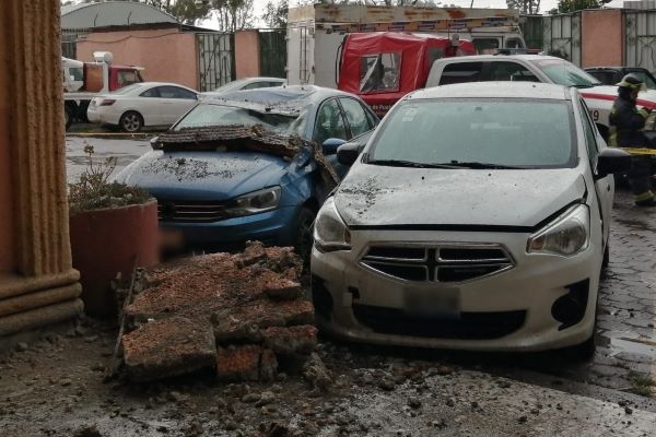 Desprendimiento causa daños en estacionamiento de El Campanario