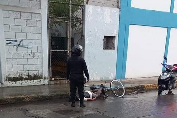 San Pedro Cholula: hombre en bicicleta cae en registro sin tapa y muere