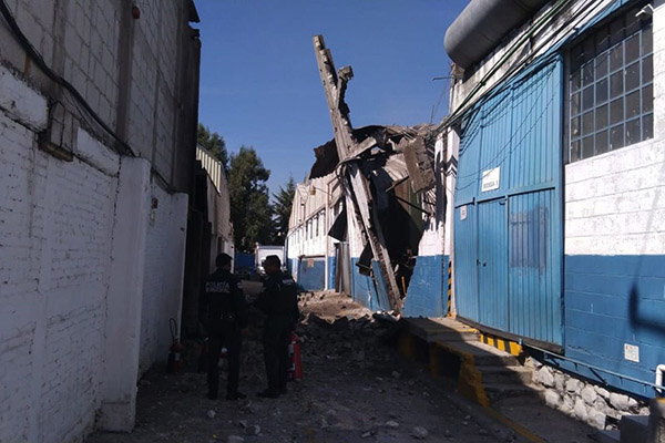 Explosión en fábrica de Totimehuacán deja al menos un muerto y 10 heridos graves
