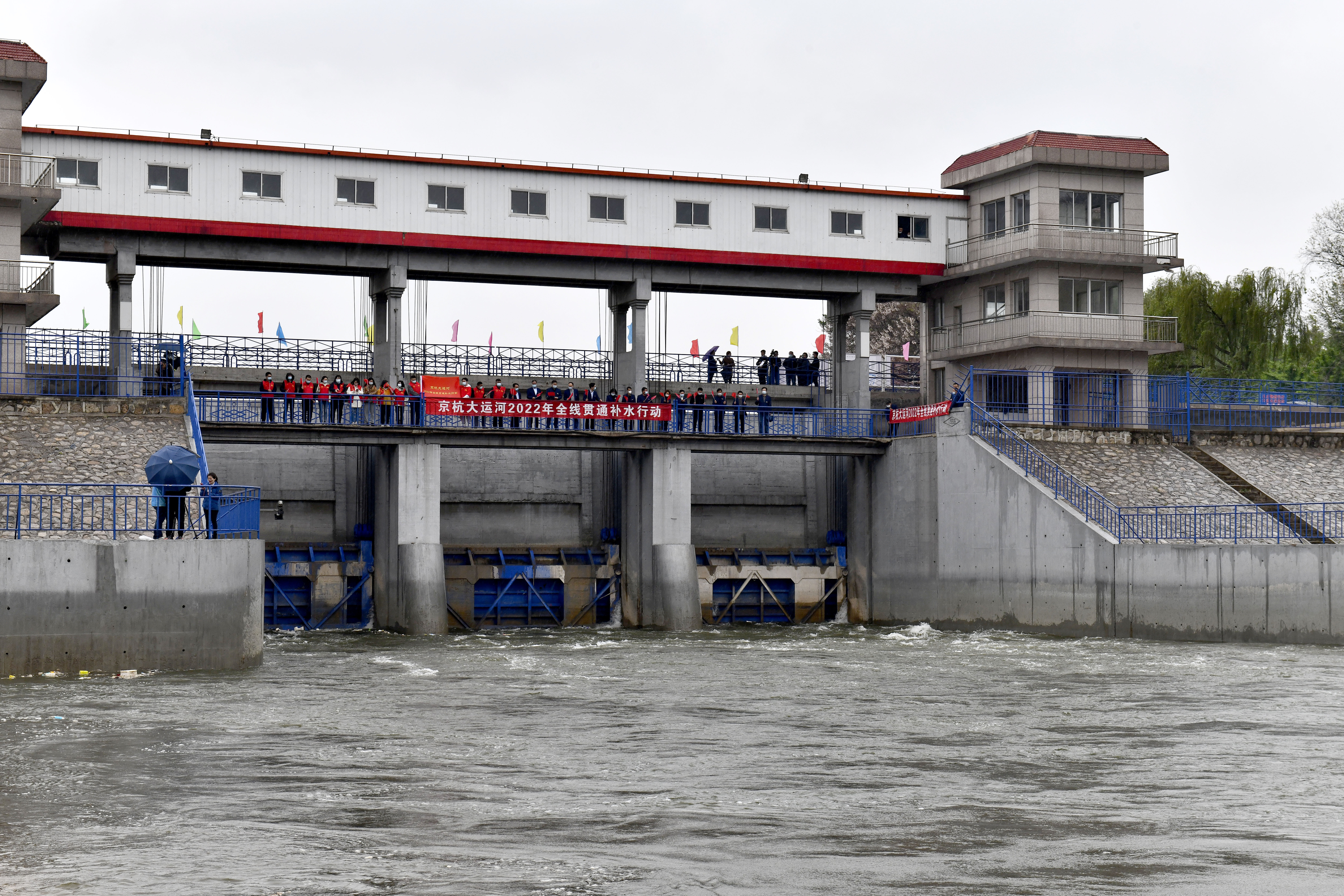 Encuentran cuerpos de 25 víctimas de desastre de grúa flotante en China