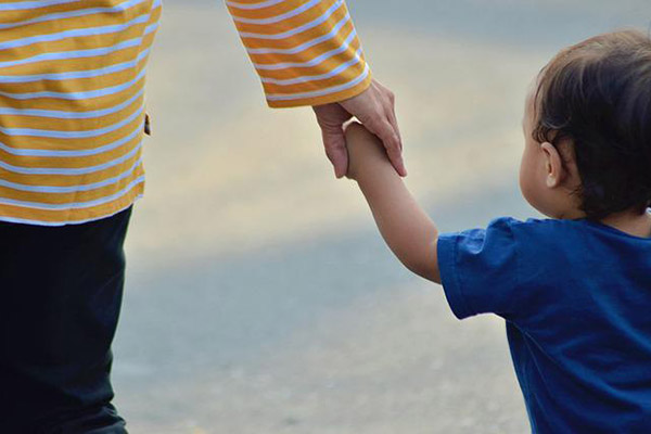 Ley podría prohibir a ciudadanos de países inamistosos adoptar a niños huérfanos en Rusia