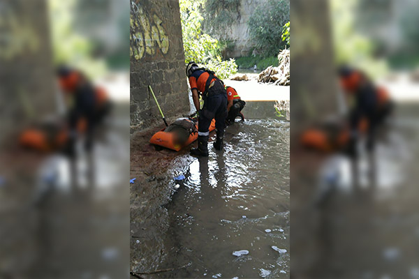 Rescatan a hombre tras caer al fondo de una barranca