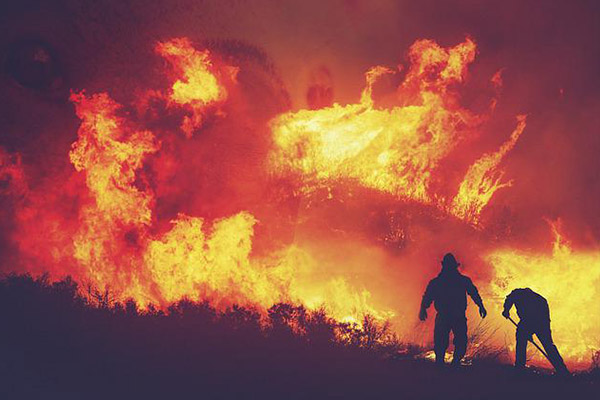 Casi mil bomberos combaten incendio forestal “único en la historia” de República Checa