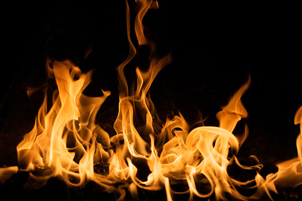 Explosión por acumulación de gas deja a un hombre con múltiples quemaduras