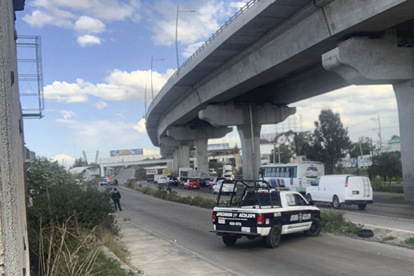 Hallan cadáver en descomposición a un costado de la autopista Puebla-Orizaba