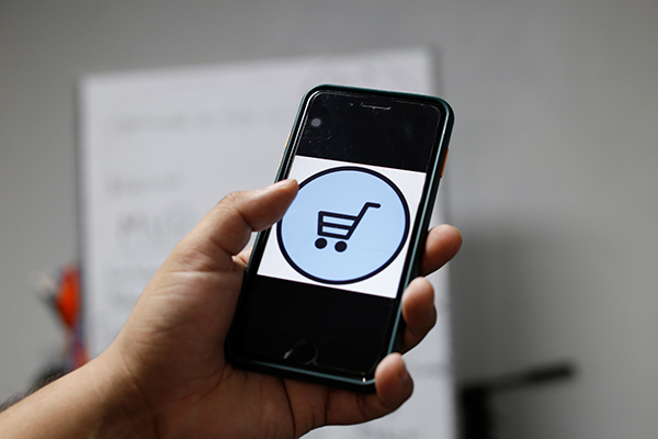 Mexicanos gastan de 500 a 5,000 pesos en compras en redes sociales