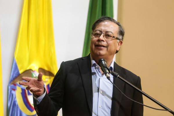 Gustavo Petro jura como presidente de Colombia