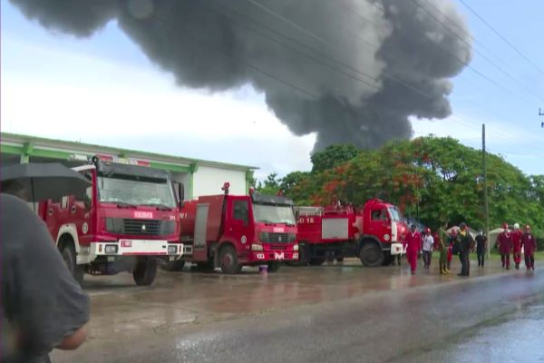 Continúan extinción de incendio en Cuba y búsqueda de 17 bomberos