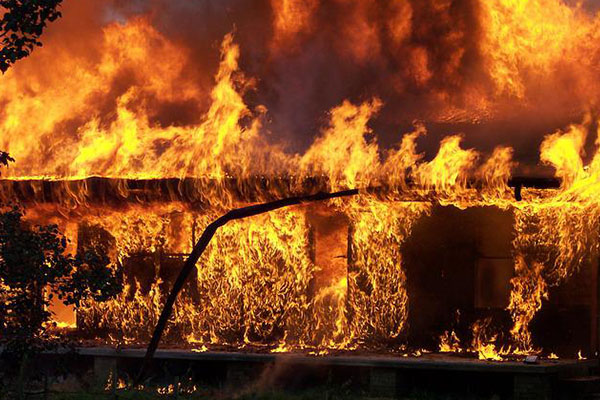 Fuerte incendio en Francia obliga a evacuar a 1,200 personas