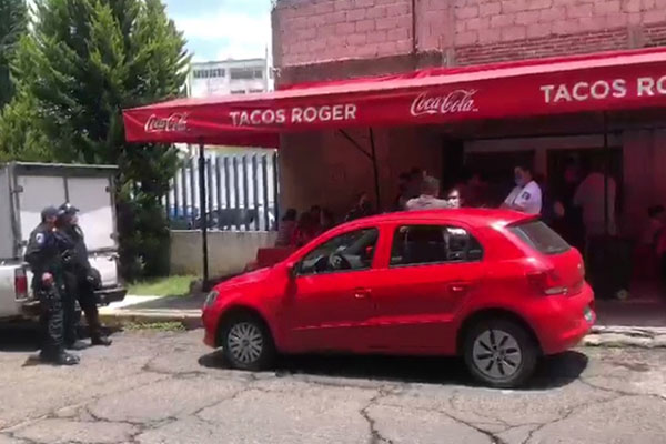 Asaltan a cuentahabiente mientras comía en los "Tacos Roger"