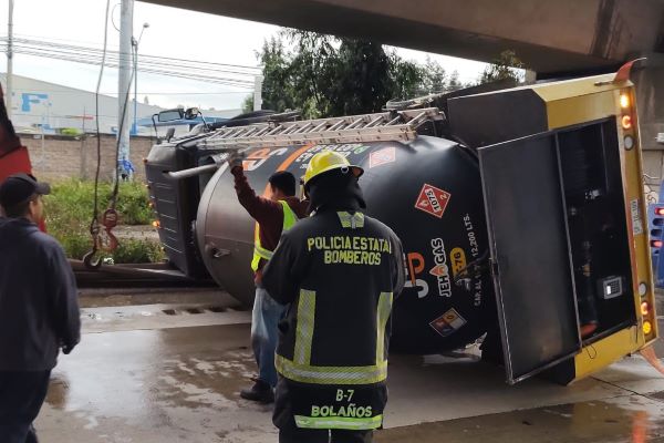 Vuelca pipa de gas y provoca carambola en la Puebla-Orizaba
