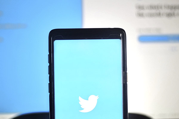Arabia Saudita condena a 34 años de prisión a estudiante por seguir en Twitter a disidentes