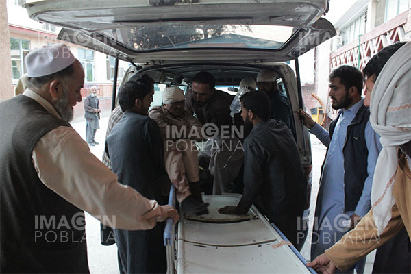 Explosión en mezquita deja decenas de muertos en Kabul