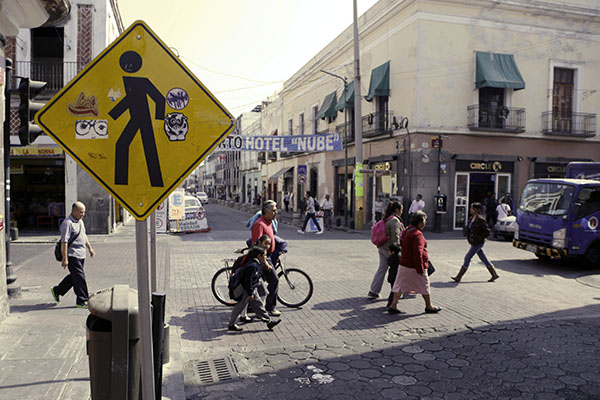 Peatones y conductores, la interminable disputa por la calle