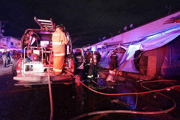 Incendio en mercado Zapata deja al menos 9 locales dañados