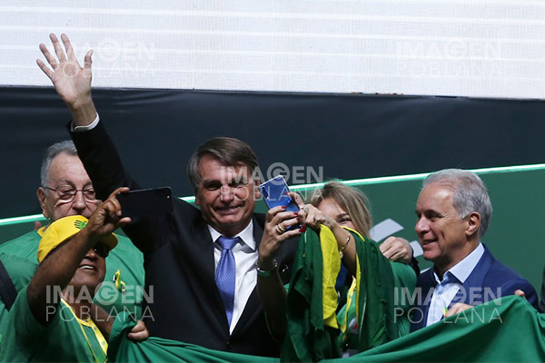 Bolsonaro forcejea con "influencer" e intenta quitarle el celular