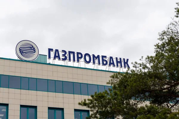 Suspende UE guerra económica y alivia sanciones contra banco ruso Gazprombank