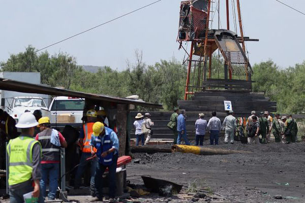 Presentan "solución base" para rescatar a 10 mineros atrapados en Sabinas