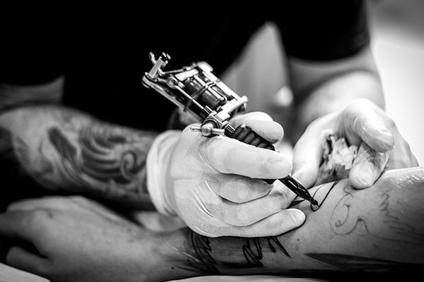 Hallan pigmentos de textiles y sustancias potencialmente cancerígenas en tintas para tatuajes